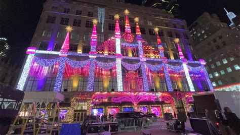 saks 5th street light show.